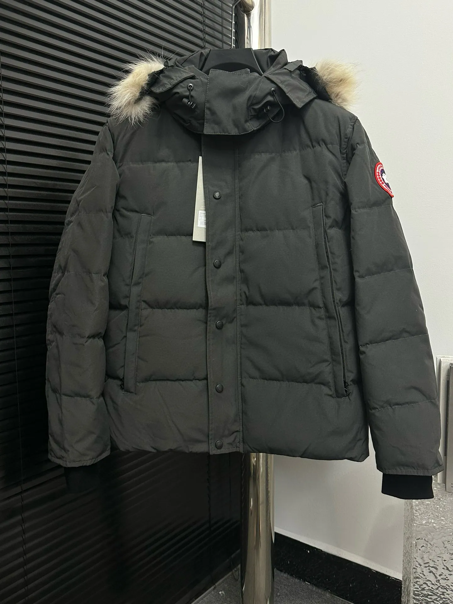 P780 [canada goose wyndham] 29 parka down jackets. The fabric is as soft and hard as the original. It can be restored by kneading at will (fabric misunderstanding: fabrics with high hardness are not waterproof. Only those who buy the latest authentic version this year will notice the softness and comfort of the fabric). The down is synchronized with the authentic white duck down. It is fluffy and not clumps. The electronically controlled down filling machine is filled with down. The zipper is customized with authentic ykk military grade copper core zipper puller. The high-hardness, non-stuck fur collar is made from original and custom-made western Canadian coyote skin. All workmanship and wiring are controlled by workers with more than ten years of service. They must be horizontal and vertical, and no crookedness is allowed. The wiring density inside is more sophisticated. Fighters in the world 29 battle all kinds of world products. Size: XS-XXL
